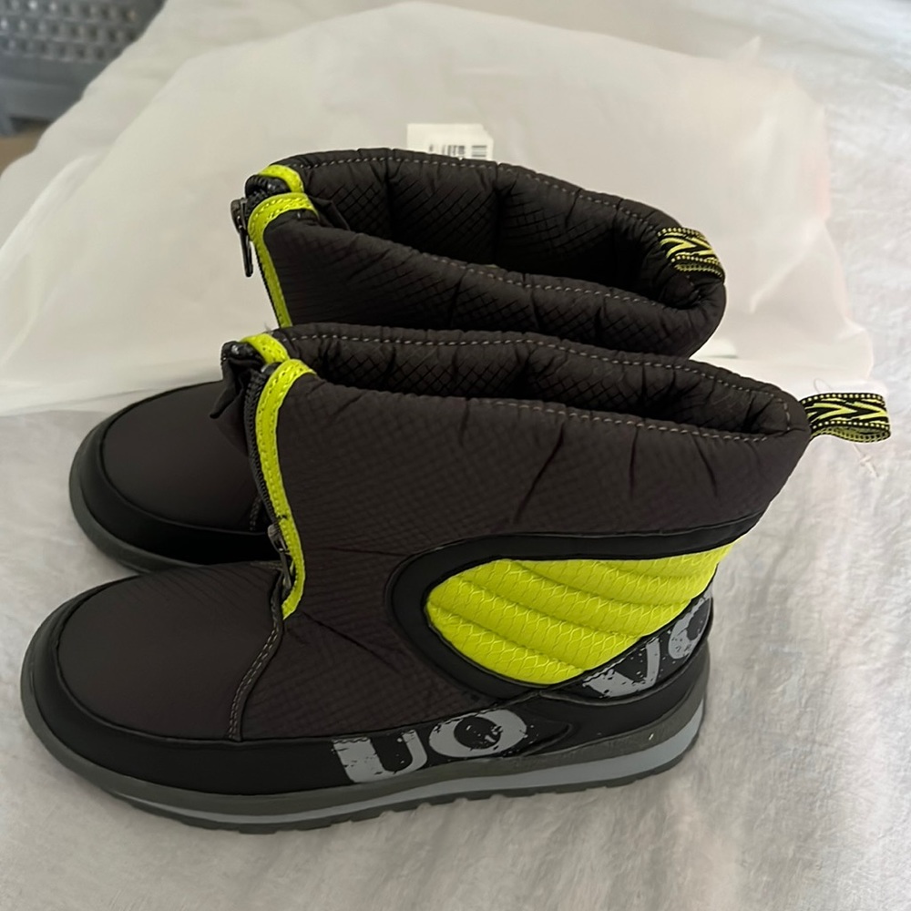 Brand new snow boots